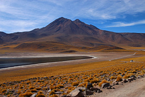 Volcán Meñiques hinter der Südseite der Laguna Miscanti, Chile