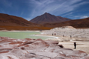 Am Salar de Aguas Calientes III mit Blick auf die Süd- bzw. Südostseite des Volcán Meñiques, Chile