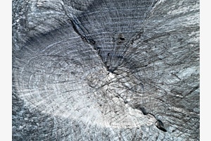 Vergängliche Schönheit: Gletschermühle in der Schweizer Alpenlandschaft Vergängliche Schönheit: Gletschermühle in der Schweizer Alpenlandschaft