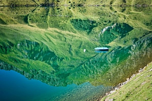 Spiegelung mit Boot (Melchsee-Frutt/OW)