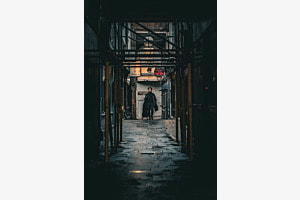 Einsamer Weg durch die städtische Gasse