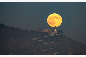 Supermond in gelb, Castilla Cullera, Spanien