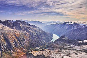 Farbenspiel der Abgeschiedenheit: Ein Bergpanorama