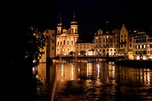 Reussbrücke in Luzern mit Jesuitenkirche und Historische Häusern am Abend