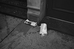 Zwei Zeitschriften vor der Tür in New York Zwei Zeitschriften vor der Tür in New York