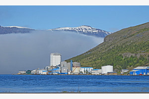 abendlicher Nebel vom Fjord in Seydisfjördur