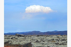 Island: Wolke über dem Lavaausbruch in 25km Entfernung