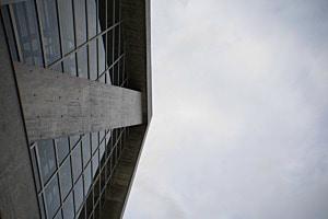 Schräge Spitze weist den Himmel