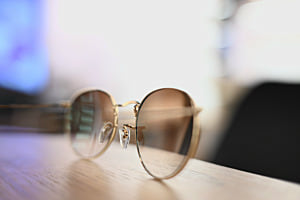 Wie testet man wohl eine Sonnenbrille?