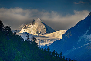 Point du jour sur la Dent d'Hérens