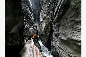 Die Schlucht ist durch die Kraft der Tamina (kleiner Fluss) entstanden