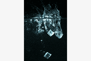 Eiswürfel im Wasser