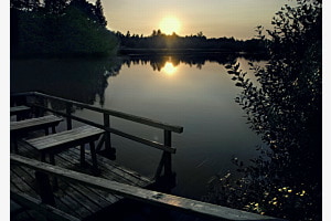 Finnischer See in der Nacht