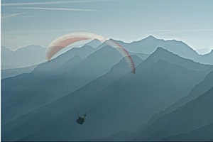 Gleitschirmflieger vor Niesenkette