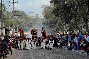 Straßenprozession in der Karwoche in Amtigua, Guatemala