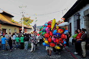 Straßenprozession in der Karwoche in Amtigua, Guatemala