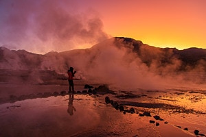 Sonnenaufgang im Geysirfeld von El Tatio