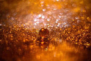 Goldkugel im Glitzerzauber Goldkugel im Glitzerzauber