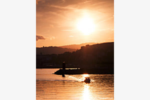 Imperia (Italy) Sunset mit einlaufendem Boot