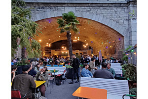 Bunt unter der Brücke