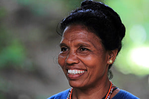 Protagonistinnen des Ikat-Weberdorfes Watuplapi auf Flores, Indonesien, auf einer Folklore-Veranstaltung