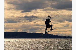 Kitesurfer hebt ab Kitesurfer hebt ab