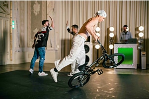 „Balance und Beats“ – BMX-Performance trifft auf urbane Energie und kreative Kulisse.