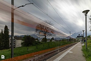 Langzeitaufnahme, Zughalt im Bahnhof und anschliessender Weiterfahrt 
