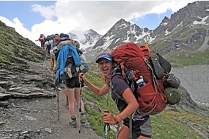 Bergsteigerin im Hüttenaufstieg