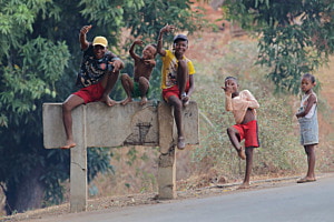 Jugendliche machen Faxen, Madagaskar
