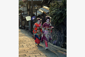 Maikos in Kyoto bereiten sich auf das Frühlingsfest vor (Analog)