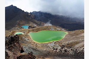 Tongariro-Crossing mit Blick auf die Emerald Lakes, Neuseeland