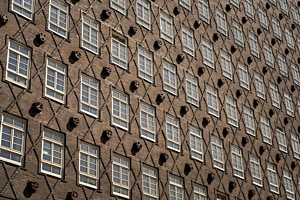 < Fenster >