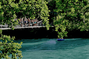 Schönausteg in Bern -Treffpunkt für Aareschwimmer