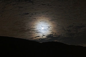 nuvole tra noi e la luna 