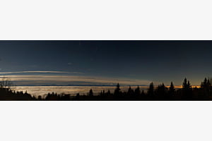 Bei Vollmond über den Wolken