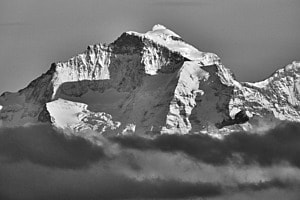 Jungfrau mit Schweizerkreuz-Schatten