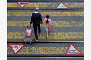 Vorsichtig über die Strasse
