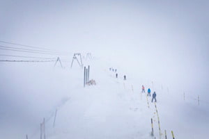 Farbtupfer im Winterweiß - Schneesturm am Matterhorn