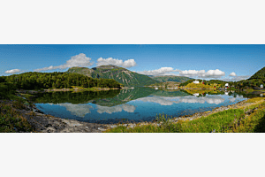 Skandinavisches Panorama mit Seespiegelung