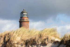 Leuchtturm Darsser Ort hinter einer Düne Leuchtturm Darsser Ort hinter einer Düne