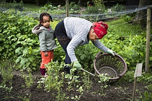 Mutter und Kind im Gemüsegarten