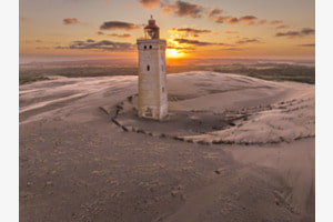 Der Leuchtturm der in den Dünen versinkt