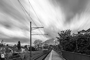 Langzeitaufnahme, Zughalt im Bahnhof und anschliessender Weiterfahrt