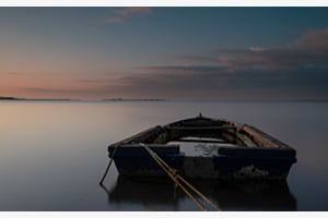 Vergessene Barcas im Sonnenaufgang (Ebrodelta, Spanien)