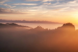 Sonnenstrahlen im Nebelschleier