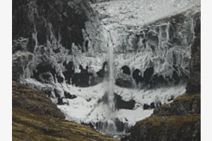 noch im Juni: gefrorener Wasserfall 