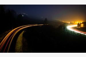 Nachtlinien im Nebel
