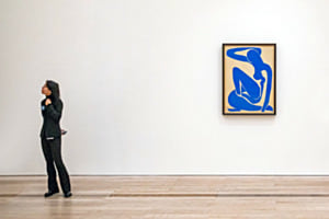 Zwei Frauen im Museum