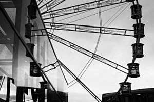 Riesenrad im Spiegel einer Glasfassade